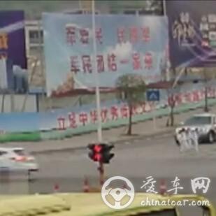 贵州六盘水市的大卡车惊人翻转撞了4辆汽车，出租车差点被压扁