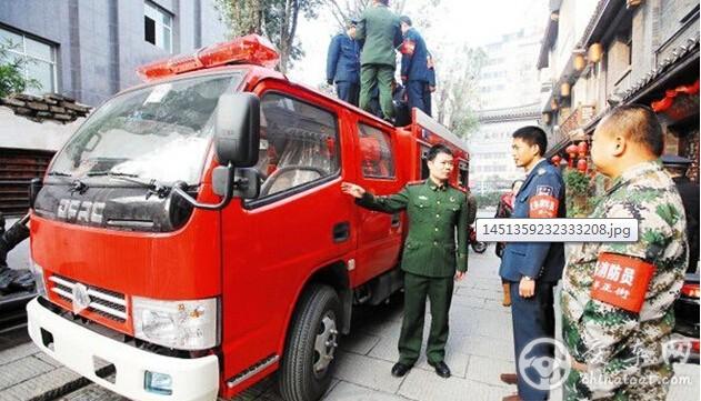 长沙首辆小巷消防车亮相 成立业余消防队