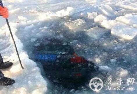 冬天冰面很危险 运粮车走冰面掉入江中