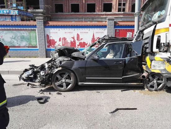 重庆海尔路油罐车失控致6车相撞 奔驰车主死里逃生