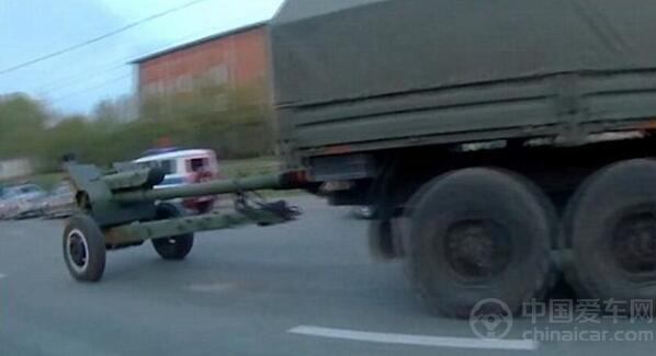 俄卡车拖带榴弹炮意外脱落，所幸无人员伤亡