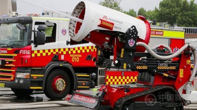 澳大利亚消防车配消防机器人 画风似变形金刚