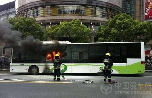 上海首次模拟电动公交车燃烧逃生演练