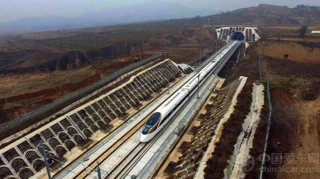 中国自主研发标准动车组首次载客运行 时速达350公里